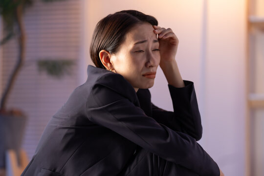 落ち込む女性