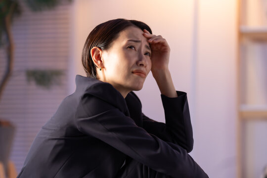 落ち込む女性