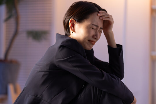 落ち込む女性