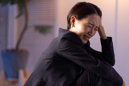 落ち込む女性