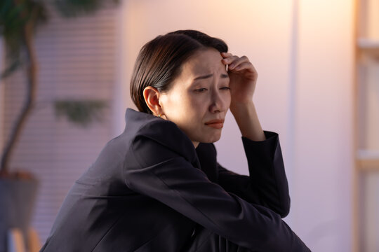 落ち込む女性