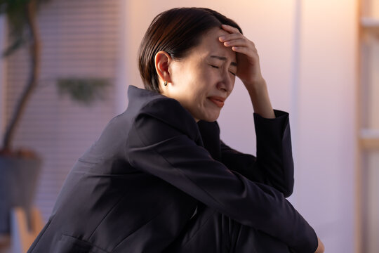 落ち込む女性