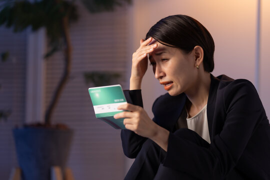通帳を見る女性