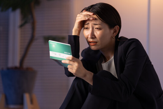 通帳を見る女性