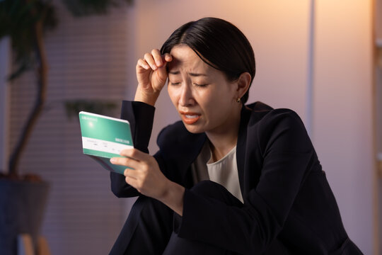 通帳を見る女性