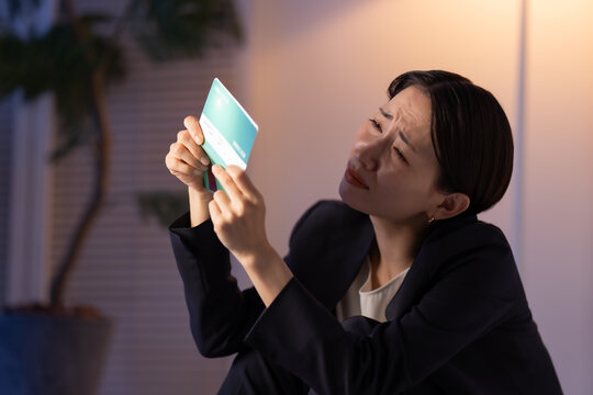 通帳を見る女性