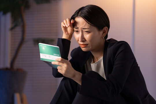 通帳を見る女性