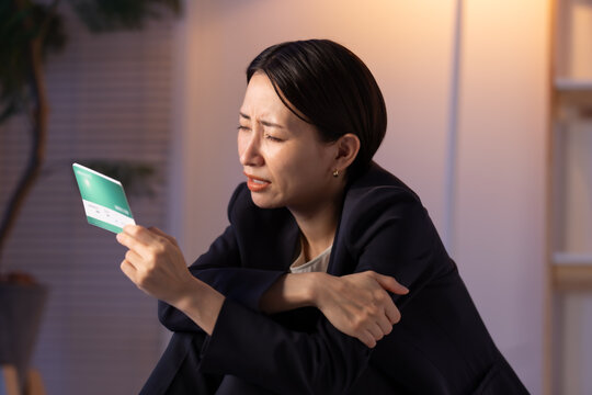 通帳を見る女性