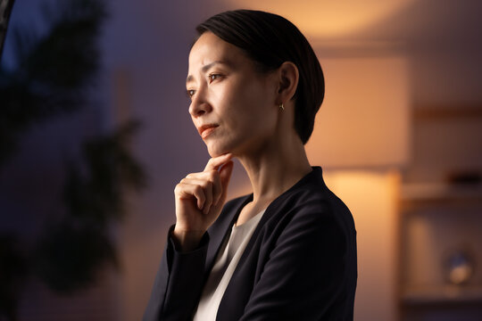 夜に悩む女性