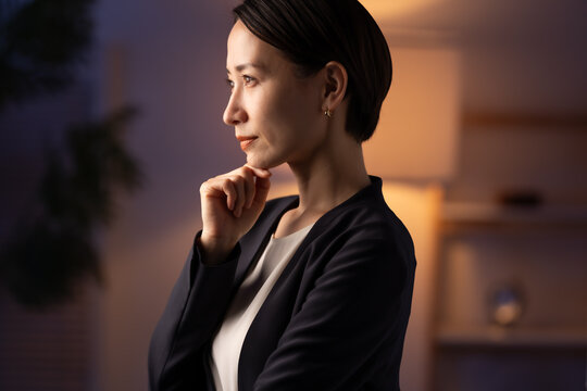 夜に悩む女性