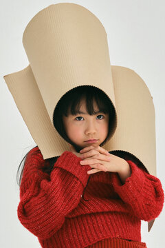 ダンボールで遊ぶ女の子