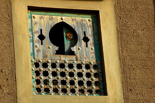 Djenne&acute;s traditionnal moroccan style windows of mud brick houses