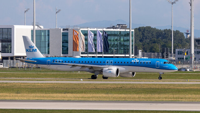 Ein Embraer E190 (E2) von KLM Cityhopper rollt auf dem Vorfeld des Flughafens M&uuml;nchen. Die Maschine mit der Kennung PH-NXJ ist auf dem Weg nach Amsterdam. 