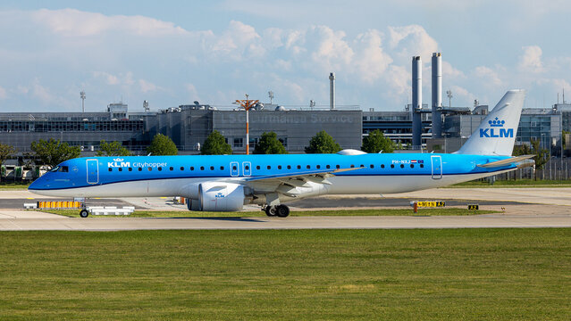 Ein Embraer E190 der KLM Cityhopper (KLM Royal Dutch Airlines, SkyTeam) rollt auf dem Vorfeld. 