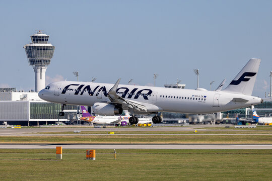 Ein Airbus A321 der Finnair (Oneworld) hebt bei sonnigem Sommerwetter ab. Die Maschine tr&auml;gt die Kennung OH-LZK.