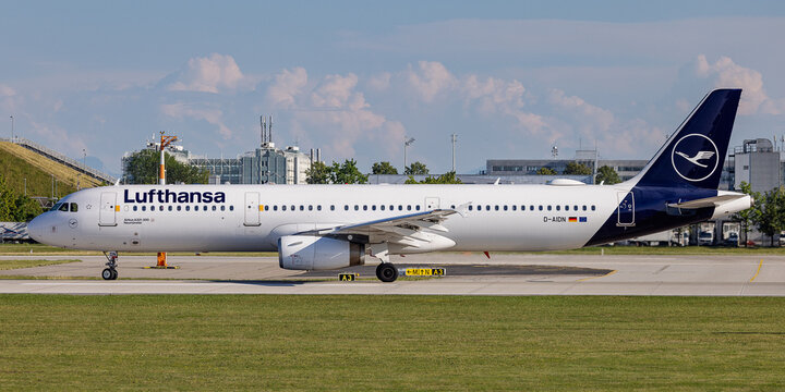 Ein Airbus A321 der Lufthansa (Star Alliance) rollt bei sommerlichem Wetter auf dem Rollfeld. Die Maschine tr&auml;gt die Kennung D-AIDN im aktuellen Lufthansa-Design.
