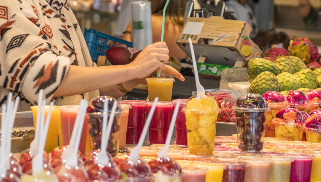 Puesto de jugos naturales, batidos y frutas frescas en un mercado tradicional de abastos