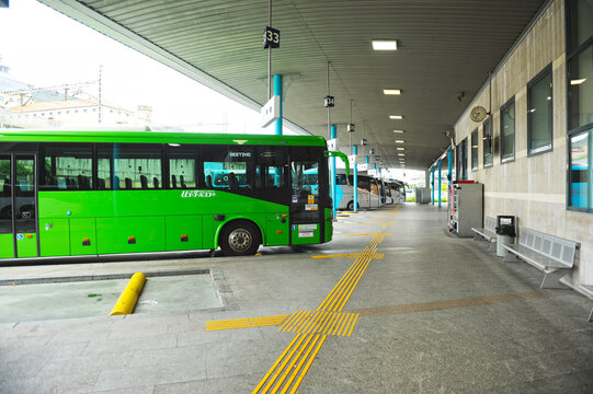 Estaci&oacute;n de autobuses de Oviedo, Principado de Asturias, norte de Espa&ntilde;a. Autob&uacute;s de la empresa Llaneza en los &aacute;ndenes del interior de la estaci&oacute;n de Oviedo. L&iacute;neas de transportes en bus por Asturias.