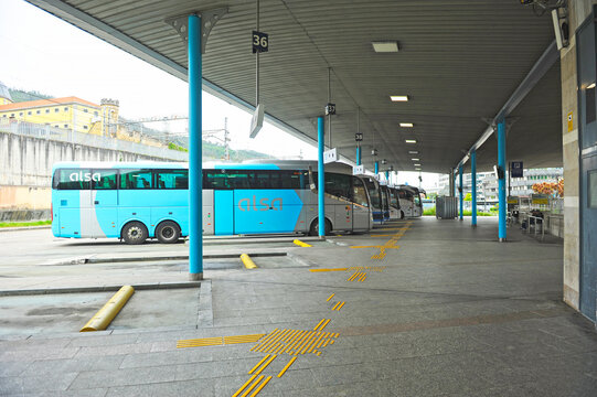 Estaci&oacute;n de autobuses de Oviedo, Principado de Asturias, norte de Espa&ntilde;a. Autob&uacute;s de la empresa Alsa en los &aacute;ndenes del interior de la estaci&oacute;n de Oviedo. L&iacute;neas de transporte de viajeros por Asturias