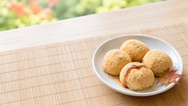 きなこ餅 黒蜜をかけて白皿に盛った秋のお茶請け