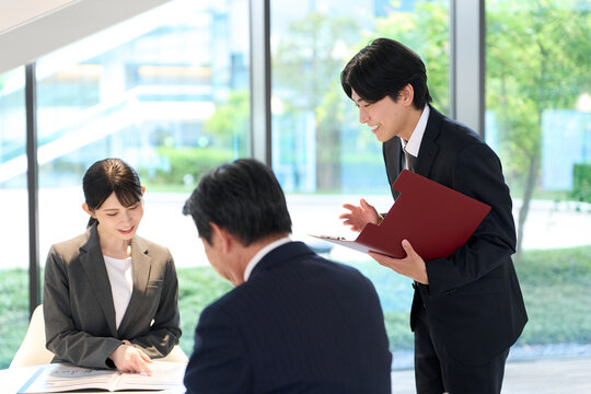 プレゼンの練習をするアジア人ビジネスマン