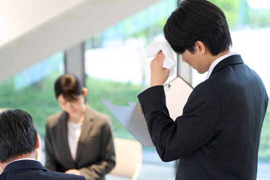 プレゼンの練習で緊張するビジネスマン