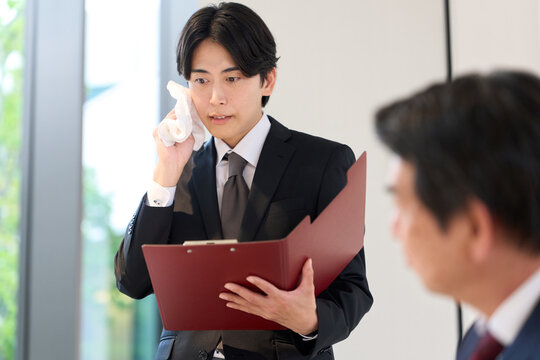 プレゼンの練習で緊張するビジネスマン