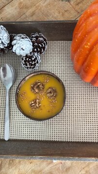 Travelling cenital de sopa de calabaza con decoraci&oacute;n oto&ntilde;al