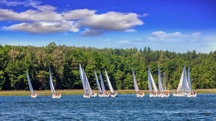 Mazury. Zawody  żeglarskie. © Janusz Lipiński