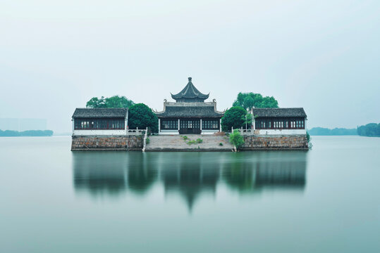 Ancient mansion sits on a lake in Suzhou, showcasing its history of over 2000 years and a rebuild in 1757