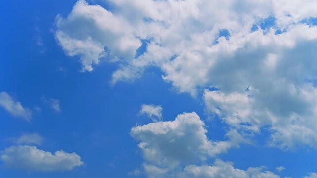 爽やかな青空とダイナミックに流れる白い雲のタイムラプス