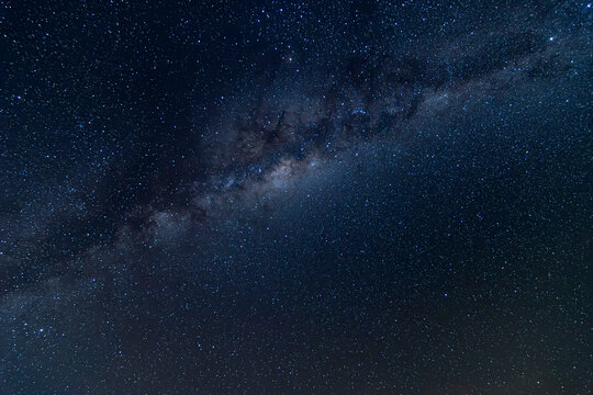 V&iacute;a L&aacute;ctea iluminando el cielo nocturno sobre el paisaje natural de Chile