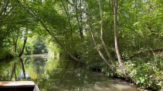 Marais Poitevin en barque sans moteur vue avant vid&eacute;o 4K