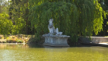 fountain in the park Michałowice, Venecia Palace, styl rzymski, ogród wodny, pałac nad wodą, architektura, rzeźba Neptuna. © mobile