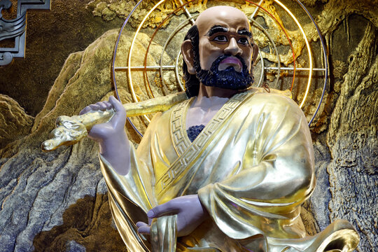 Bodhidharma statue at Phat Ngoc Xa Loi Pagoda in Vinh Long touches on Buddhist history in Vietnam