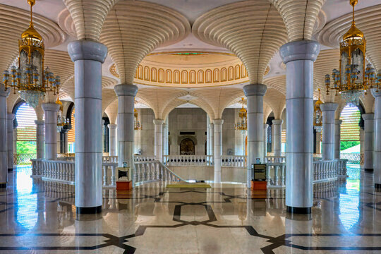 Details of the entrance hall columns of Jame Asr Hassanil Bolkiah Mosque in Bandar Seri Begawan, Brunei