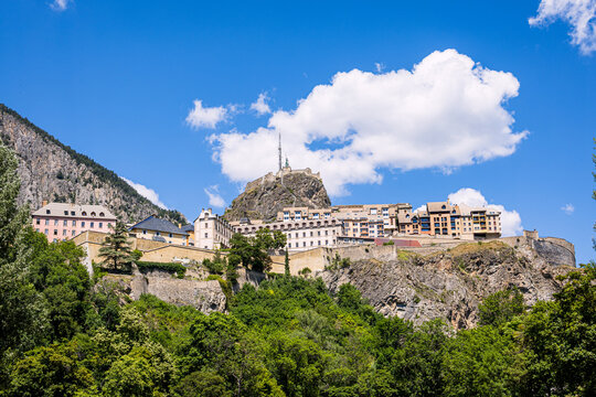 Vue sur la Cit&eacute; Vauban de Brian&ccedil;on depuis le Parc de la Schappe dans les Hautes-Alpes en France