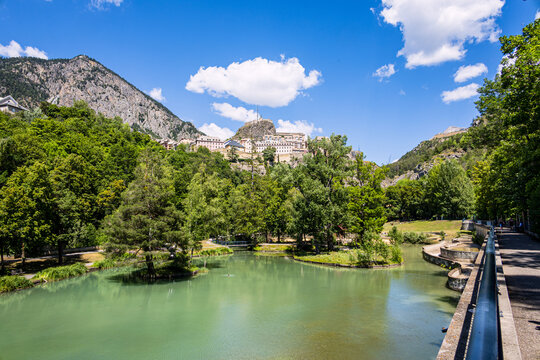 Vue sur la Cit&eacute; Vauban de Brian&ccedil;on depuis le Parc de la Schappe dans les Hautes-Alpes en France