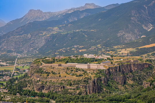 Vue sur le Village fortifi&eacute; de Mont-Dauphin dans les Hautes-Alpes en France
