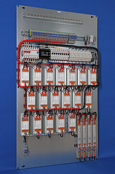 Electric shield for Led lighting. Mounted on a circuit board, it is installed in the metal case of the DKC shield with forced ventilation. Arlight 48v power supplies. 