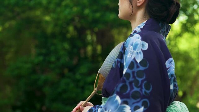 うちわを持つ浴衣姿の女性, Woman Wearing a Yukata Holding a Japanese Fan