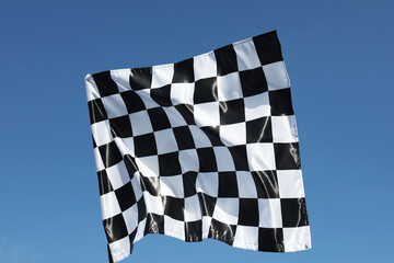 Obraz premium One checkered flag against blue sky outdoors