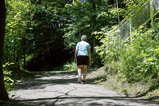 une femme seule marche dans la for&ecirc;t	
