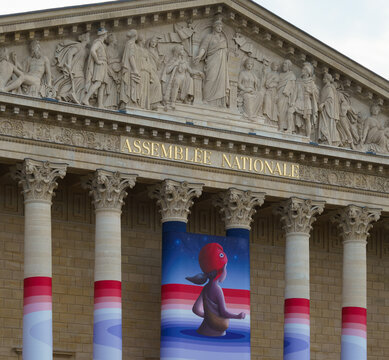 "Marianne r&ecirc;ve", &oelig;uvre de l'artiste Seth sur les colonnes de l'assembl&eacute;e nationale; Paris, France