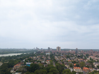 Obraz premium Urban skyline with residential neighborhood and lake