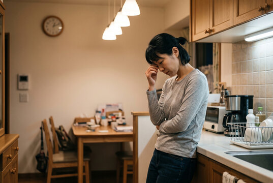 キッチンでため息をつき疲労する日本人女性 Generative AI