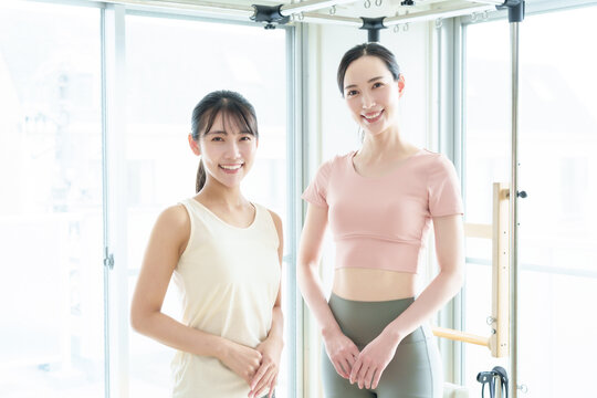 ピラティススタジオ　インストラクターと生徒