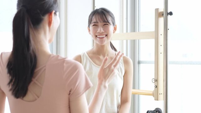 ピラティススタジオで話を聞く女性