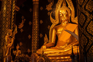 Fototapeta premium Cropped shot view of beautiful golden Buddha situated in Wat Phra Sri Rattana Mahathat temple in Phitsanulok province of Thailand.