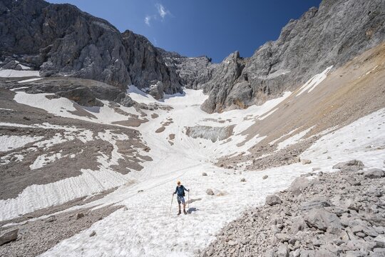 Mountaineer on a snowfield, mountain basin with glacier remnant of the H&ouml;llentalferner, H&ouml;llental, rocky mountain peaks, H&ouml;llental, Bavaria, Germany